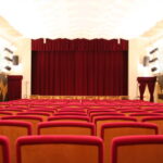 Sedie e palco